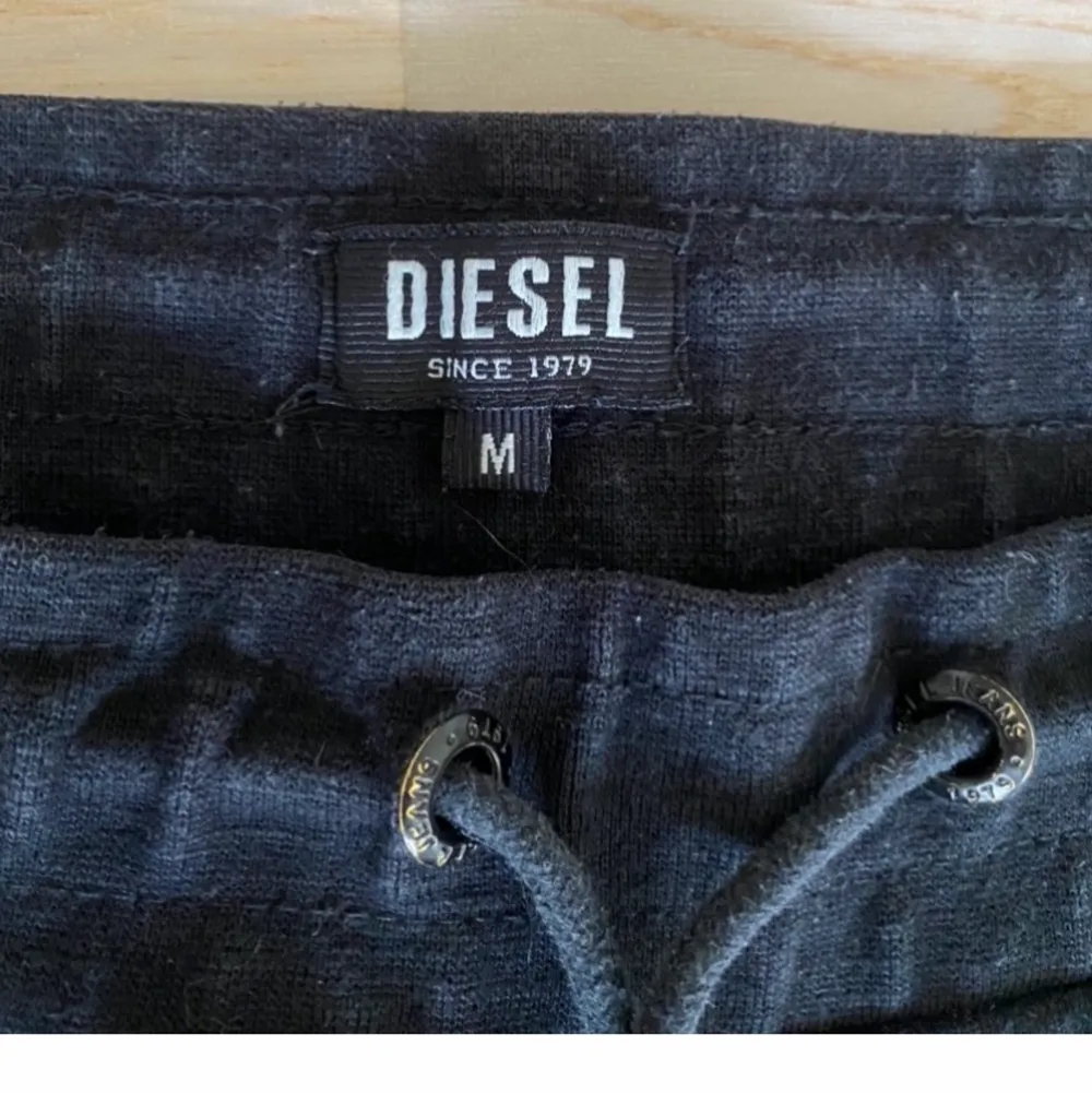 Säljer mina favoritmjukisar från Diesel i strl M (passar även s)💗 lågmidjade som man kan knyta med fickor där bak, sitter väldigt bra på kroppen💗 nypris: 800kr, säljer för 100kr 🌸 kan mötas i Sthlm eller frakta🥰. Jeans & Byxor.