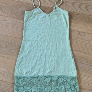 spets klänning  - 2000s mintgrön linne/klänning med spets från märket Miss Mille! storlek M men är väldigt stretchig, jag är vanligtvis S💗