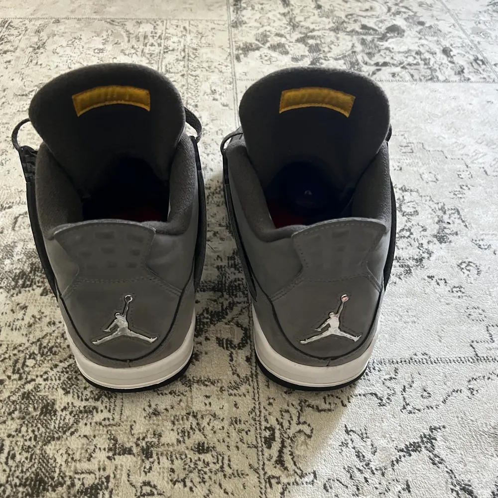 Jordan 4 cool grey som är i väldigt fint skick Storlek 45,5  Har såklart bevis för att dem är äkta!. Skor.