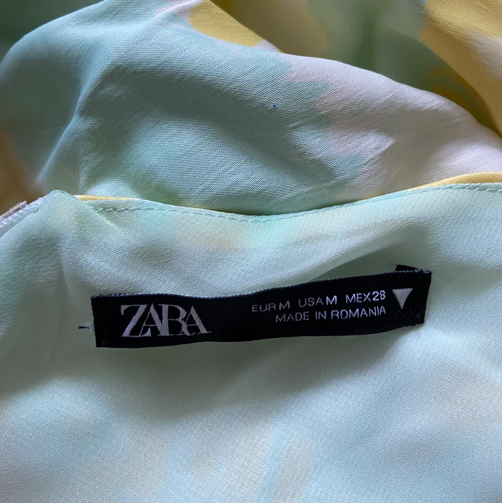 Klänning med tunna band från Zara i storlek M.    (funkar till mig som vanligtvis har XS/S)  Använt en gång, väldigt bra skick. . Klänningar.