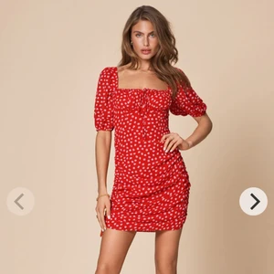 ADOORE klänning - Palermo dress röd nästan aldrig använd. Säljer för att jag har en likadan fast i annan modell💕 Nypris: 1400kr