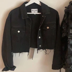 Svart croppad jeansjacka - En svart croppad jeansjacka från NA-KD som jag knappt aldrig använt.