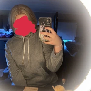 En grå hoodie från H&M i storlek M - Använd några gånger. Inte nopprig alls.