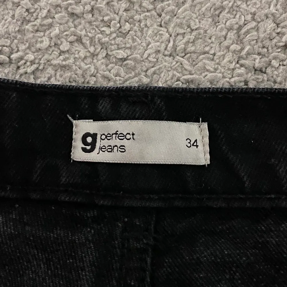 Svarta jeans med slits från ginatricot i strl 34. Använda några gånger och bra skick💓. Jeans & Byxor.