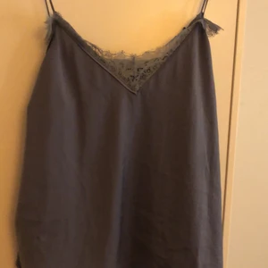 Linne - Man kan använda den som ett nattlinne eller en fin tröja att gå ut med jätte fint tygg 