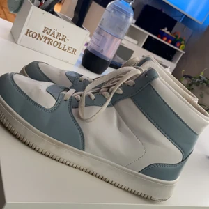 Skor i storlek 42 - Säljer ett par blå vita skor. Har använt skorna 2-3 gånger bara. Kan mötas upp runt Växjö