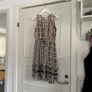Klänning  - Jätte fin somrig klänning, som dessutom tillkommer svart bälte. Använd ca 2 gånger. Säljs för rensning i garderob, för mer info skriv privat ä! 