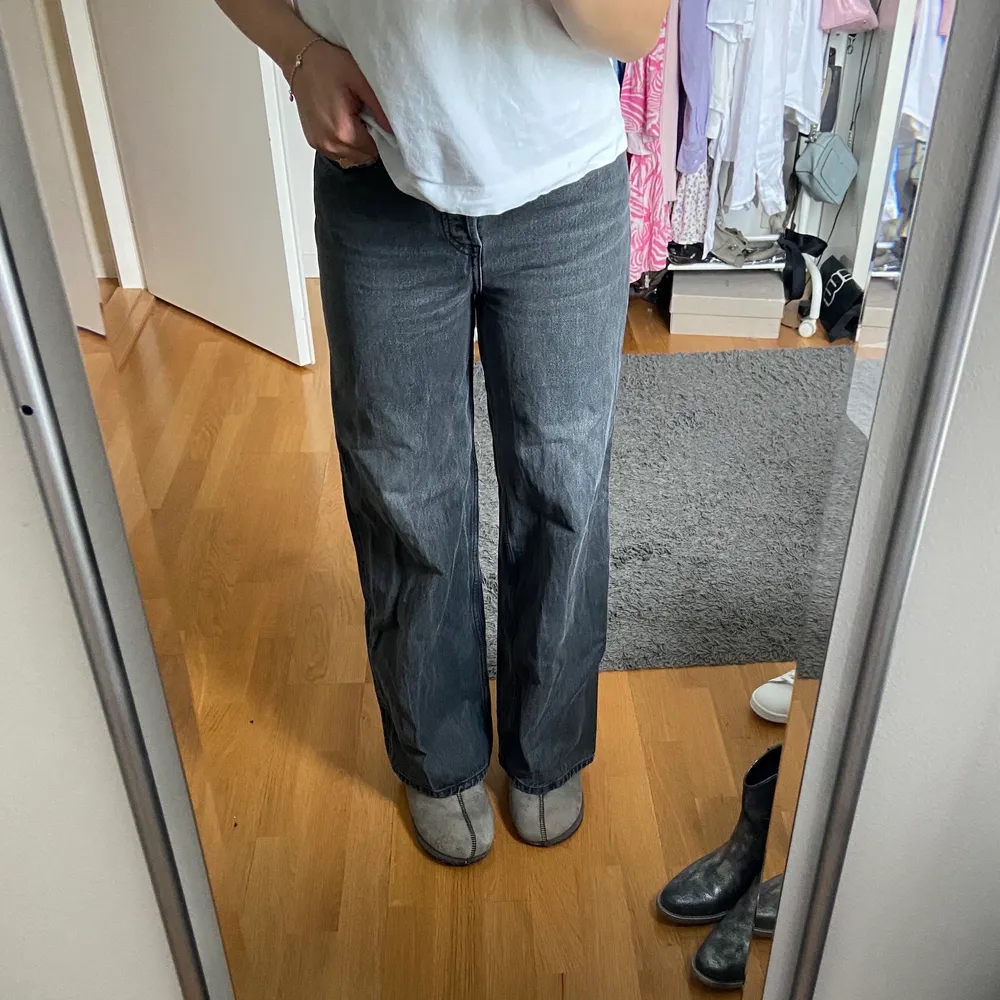 Grå jeans från & other stories i fint skick. Jag är 165 cm. Frakt ingår.. Jeans & Byxor.