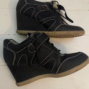 Platåskor  - Skor med platå klack, använda en gång. Känns som att gå i sneakers