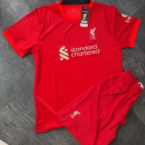 Liverpool fotbollströja - Liverpool original fan edition fotbollströja med shorts, nytt och inplastat, till ungdom och vuxna.  Storlek: Large, lite liten i storlek, mer som en Medium. Fraktkostnad 66 kr, skickas spårbart med Postnord