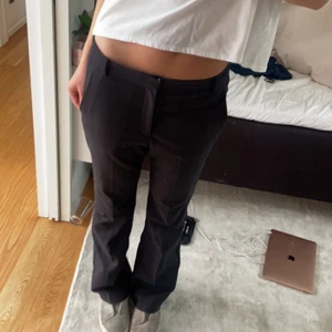 Lågmidjade korymbyxor - Så snygga lågmidjade kostymbyxor från inwear! Nästan aldrig använda och är i nyskick! De är i storlek 38 men passar mig som brukar ha 36!