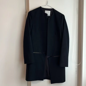 Kappa samsoe  - Mörkblå kappa från samsoe samsoe, precis kemtvättad, sparsamt använd och i väldigt bra skick! 