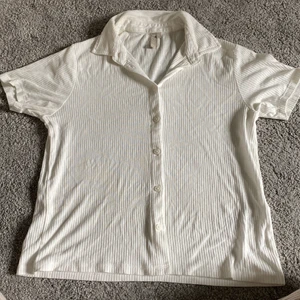Vit tröja med krage från Pieces, storlek XS❤️ - En vit tröja med krage från Pieces, storlek XS Lite Genomskinlig❤️