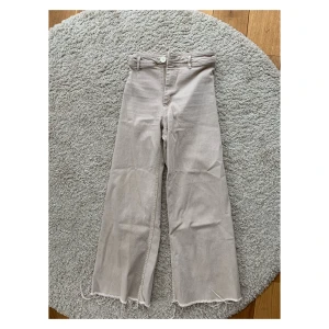 Zara Flair Jeans  - Säljer ett par beiga flair jeans från Zara i storlek 36. Använda några gånger men i fint skick! Köparen står för frakt:))