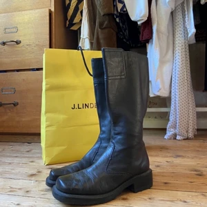 Boots  - Ett par super snygga boots som är väldigt sköna att ha på sig. Fint skick köpt secondhand men aldrig använda av mig! Jag brukar ha 38-39, dessa är 39 och passar mig bra💞💞