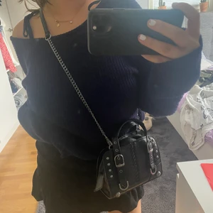 Oversize tröja  - Säljer denna jättefina tröjan från nakd. Köpt för flera år sedan så finns inte kvar, använd fåtal gånger. Den är i storlek L men fungerar för både xs, S och M. Så fin att ha på sommaren över en klänning. Pris kan alltid diskuteras, köparen betalar frakt 💕