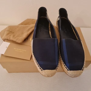 Burberry espadrillos  - Burberry espadrillos i nyskick (enligt bild). Det var en present men tyvärr passar de inte mina breda fötter. Perfekta nu till våren/sommaren.