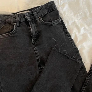 Zara jeans  - Säljer dessa jeansen från Zara, säljer eftersom de tyvärr är för korta och för små för mig. Stl 32! 115kr+66kr frakt 🤍🤍