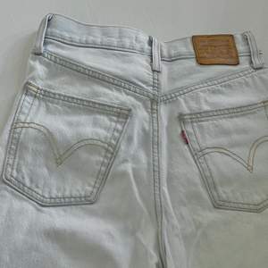 Väldigt snygga Levi’s jeans i ljusblå färg. Storlek 27 (jag brukar ha storlek s i jeans) jag är 167 cm för referens. Köptes för 900 kr men säljer för 550 kr, pris kan diskuteras. säljer pga att jag inte får användning av de. 💓k
