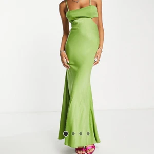 Balklänning - Säljer denna super fina balklänning då jag har hittat en annan som var mer min stil. Denna klänning är super fin, bra passform och en super fin färg🤩🤩