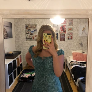Grön Sommarklänning  - Superfin grön sommarklänning från Amazon. Helt oanvänd och säljer då jag sällan använder klänningar. Klänningen är lite grönare än vad som syns på bild, och klänningen är i ett tunt fint material vilket gör den perfekt till sommaren. Kontakta mig vid fråg