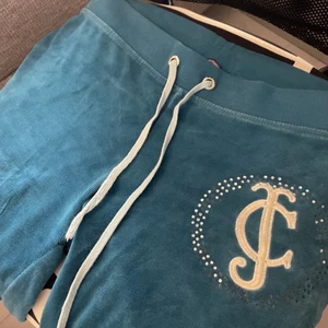Juicy byxa  - Juicy Couture byxa som jag köpte som ett sett med koftan här i Plick, men tyckte om koftan mer då byxan var klippt under och satt inte så som jag hade tänkt mig. Kan skicka fler bilder på det om önskat. (kan bli för kort på folk som är 1.67 o längre) <3