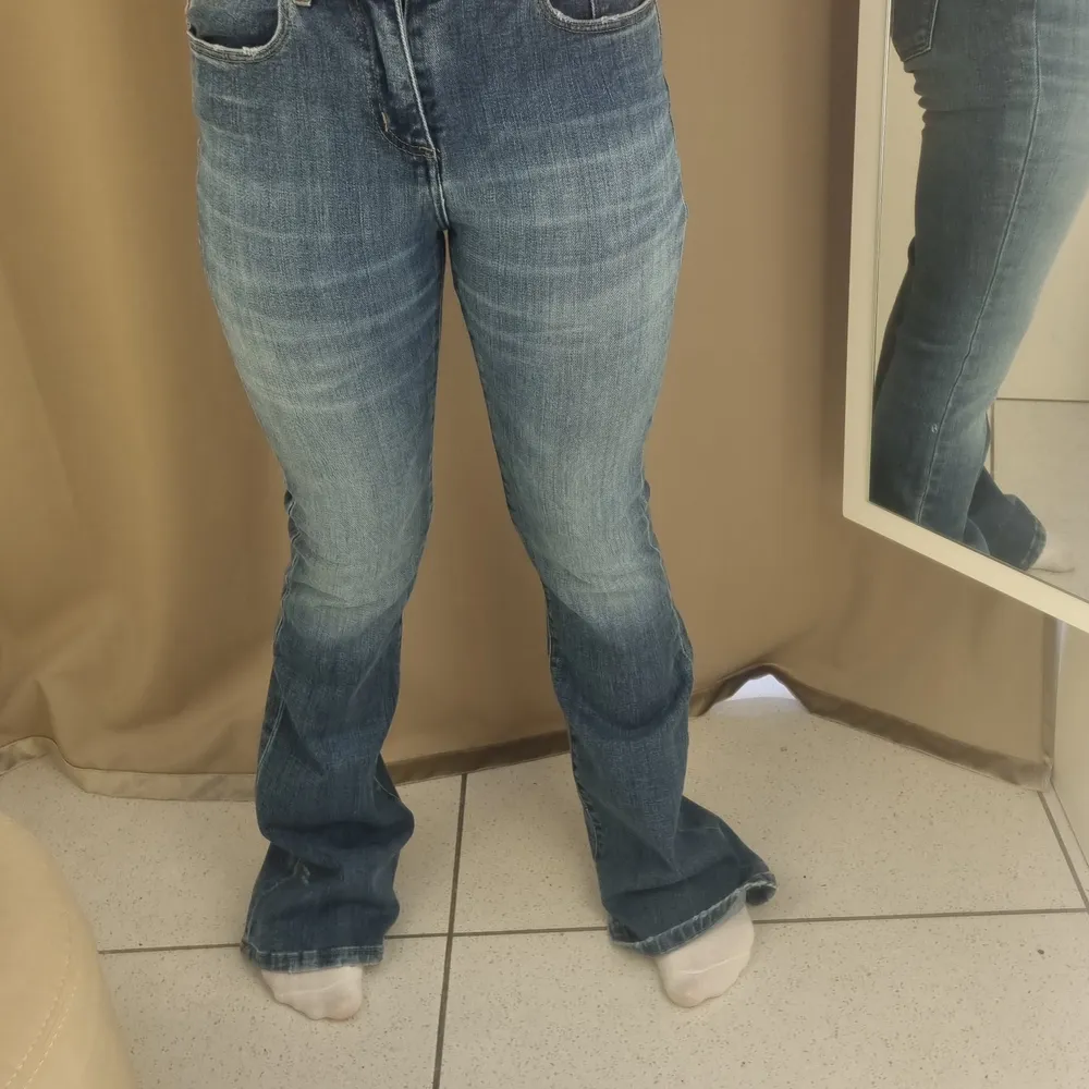 Det är ett par byxor.. Märke=Loia vet ej vad det är känt för men dom är väldigt fina! Dom går till naveln!❤️. Jeans & Byxor.