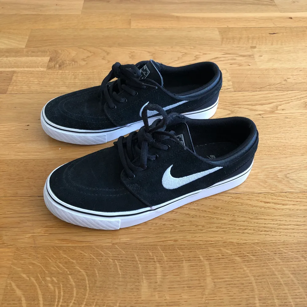 Nike x Stefan Janoski skor i mycket fint skick. Använda fåtal gånger. Storlek 37,5.. Skor.