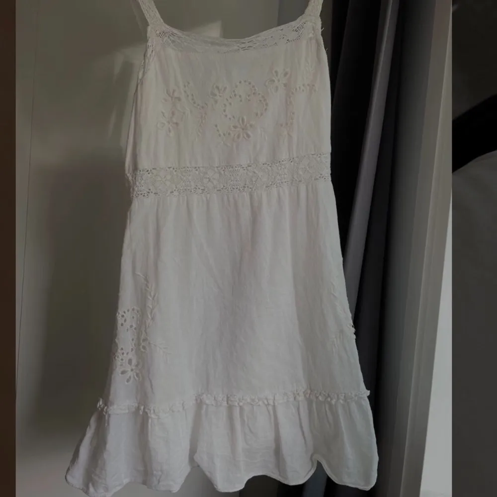 Säljer denna somriga vita klänning. Köpt förra sommaren på Zara. Sparsamt använd. Pris kan diskuteras vid en snabb affär💕💕💕. Klänningar.