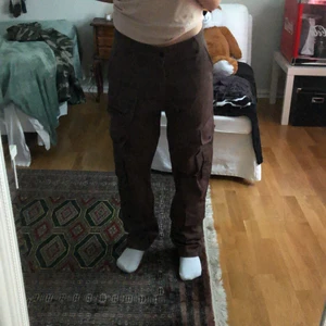 Bruna Cargobyxor - Köpta från Boohoo, använda få gånger. Killmodell storlek M. Köpta för ca 300kr, säljer för 100kr. Lite stora i midjan så skärp behövs.