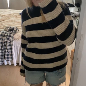 Stickad oversize tröja - Säljer min fina stickade tröja från weekday, använd ca 3 gånger😊💗 storlek XS (oversized)