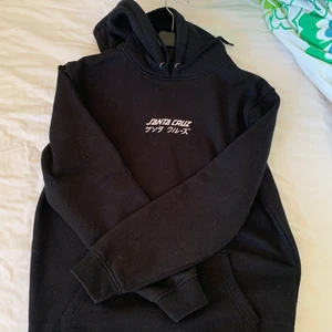 Santa Cruz hoodie - Skitsnygg hoodie från Santa Cruz, storlek s som egentligen är för herr men den sitter något ocersized på mig som vanligtvis har s i damkläder! Passar nog xs-m beroende på hur man vill att den ska sitta! Har en minimal reva i armen som knappt syns🤍