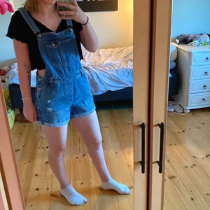Hängselbyxor shorts - Säljer dessa fräna hängselshorts i jeans. Supersnygga men tyvärr inte min stil längre. Är villig att diskutera priset vid snabb affär/köp av flera plagg.