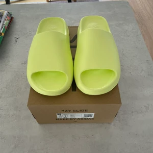 Yeezy slide glow green  - Yeezy Slide Glow Green   Strlk 43 EU  Skick 10/10   Bin 1100 Bid 1000  Köparen står för frakten eller meet up i Varberg  Vunna från SNS raffle