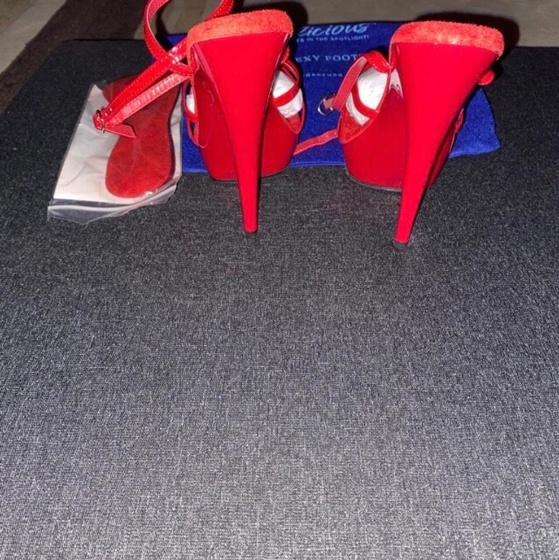 Röda klackskor  - 91