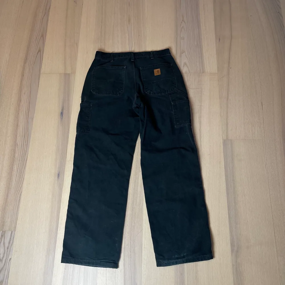 Superfina carhartt jeans i storlek 32x32, har en liten skråma på höger ben (syns på bilden).✨. Jeans & Byxor.