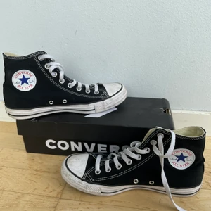 Converse, svarta - Säljer mina svarta Converse!😊 då storleken inte passade. Någon månad gammla och endast använda ett fåtal gånger. Därför är de inte alls särskilt slitna och är nästan som nya. Bara lite smutsiga vid sulan. Eventuell frakt ingår ej.