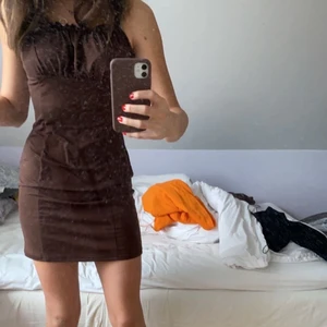 Brun tajt kläning  - Jättesöt brun tajt kläning. Aldrig använd på grund av att den är lite stor på mig. Kan skicka fler bilder om det önskas. 