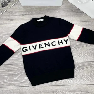 Givenchy Wool Sweater - Strl S men passar mer som XS. Tröjan är i perfekt skick, som ny.