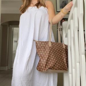 Vit somrig klänning 🤍🌸 - Vit sommar klänning🧚 Storlek M Perfekt till strand eller annat på sommar🌸 Säljs för 100kr plus frakt 65kr💕🫶 (Väskan säljs också för 100kr om någon är intresserad)