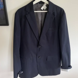 Mörkblå kavaj vintage - Säljer min mörkblåa kavaj som e köpt vintage. Overzized i storlek.