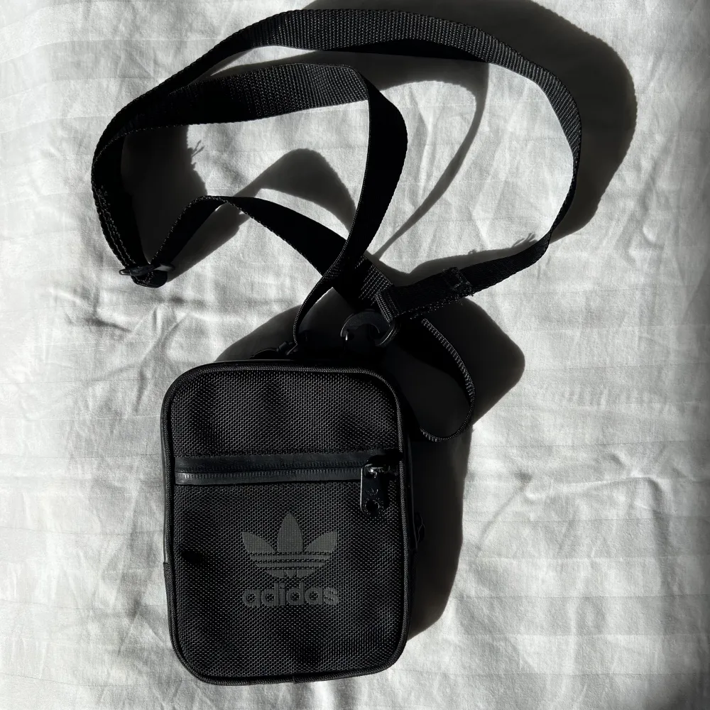 Adidas bag for essentials. Never Used.. Accessoarer.