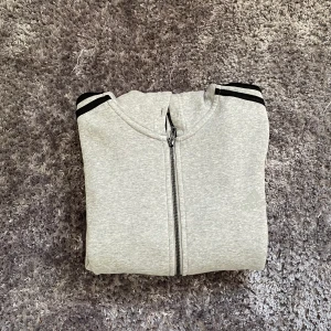 Adidas ”Three stripes hoodie” - Klassisk adidas three stripes hoodie. Storlek L (liten i storlek) I använt skick För mer frågor så kontakta!