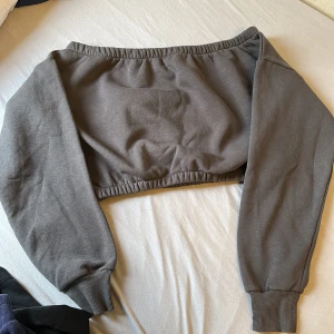 3 delad set - Tröja, hoodie och byxor från Nelly, använts ett par gånger annars i nyskick Koftan är strl M och tröjan och byxan L