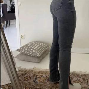 Jätte fina gråa jeans från Zara med slits på utsidan av benet, jag säljer dom för 200kr+ frakt i storlek 34