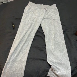 Juicy coutore byxor - Äkta juicy byxor, snörena har tappat dom silvriga detaljerna annars inget fel. Säljer pga domen för stora , kan sälja billigare