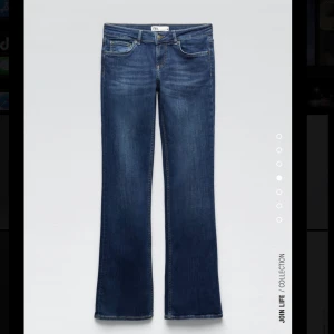 Låg midjade blåa jeans - Säljer dessa fina jeansen!!!  . Dem super stretchiga. Brukar ha 36/38 beroende på  vilken byxa det är. ❤️❣️Kontakta vid intresse (ordinare pris 399kr)