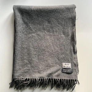 Acne halsduk - Använd men i mycket bra skick