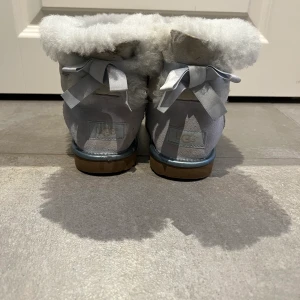 Ljusblå UGG - Ljusblå UGG som är välanvända  Storlek 33,5