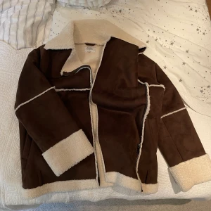 Jacka - Cool höstjacka från NAKD collab. Den passar perfekt till hösten men är också varm och fluffig så man kan ha den på vintern. Sitter så snyggt på och den är nästan aldrig använd